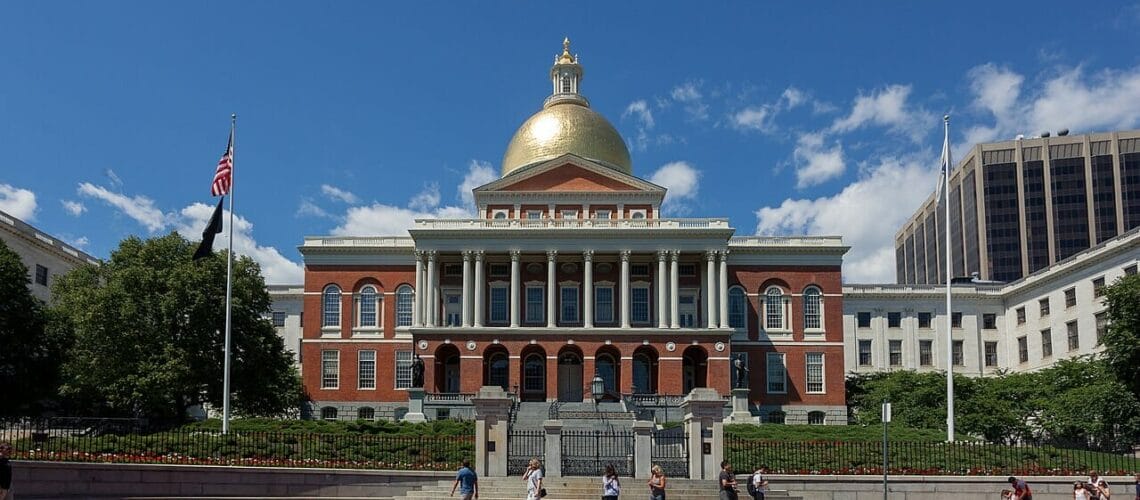 Este artículo habla sobre las licencias de conducir para indocumentados en Massachusetts. La fotografía muestra la Legislatura de Massachusetts.