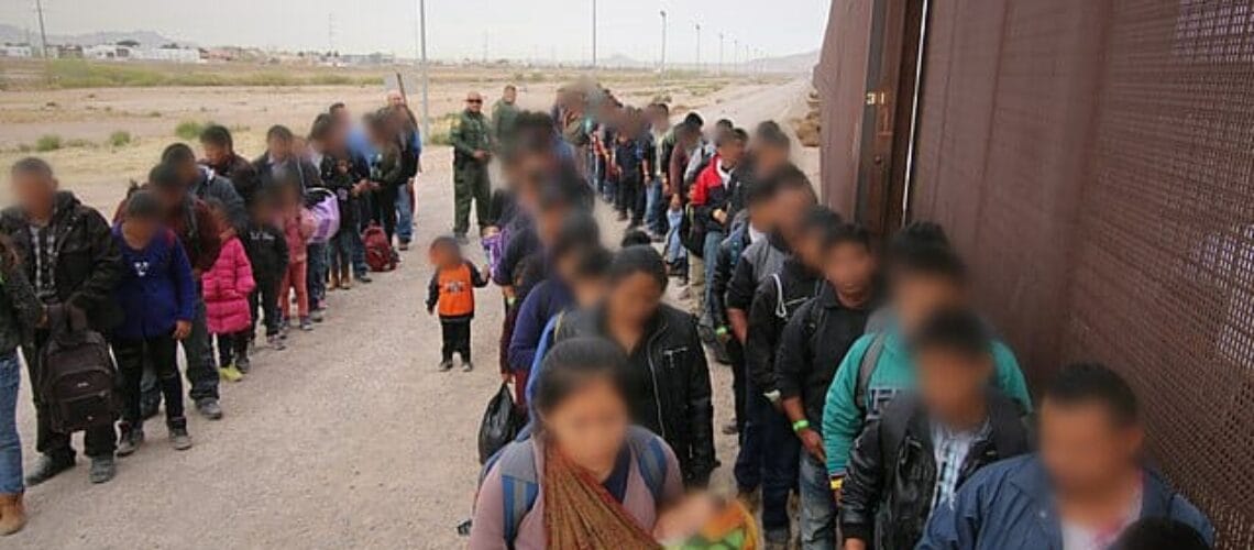 La nota es sobre la nueva propuesta de la administración Biden para reformar el sistema de asilo. La foto es de migrantes en El Paso, frontera con México.