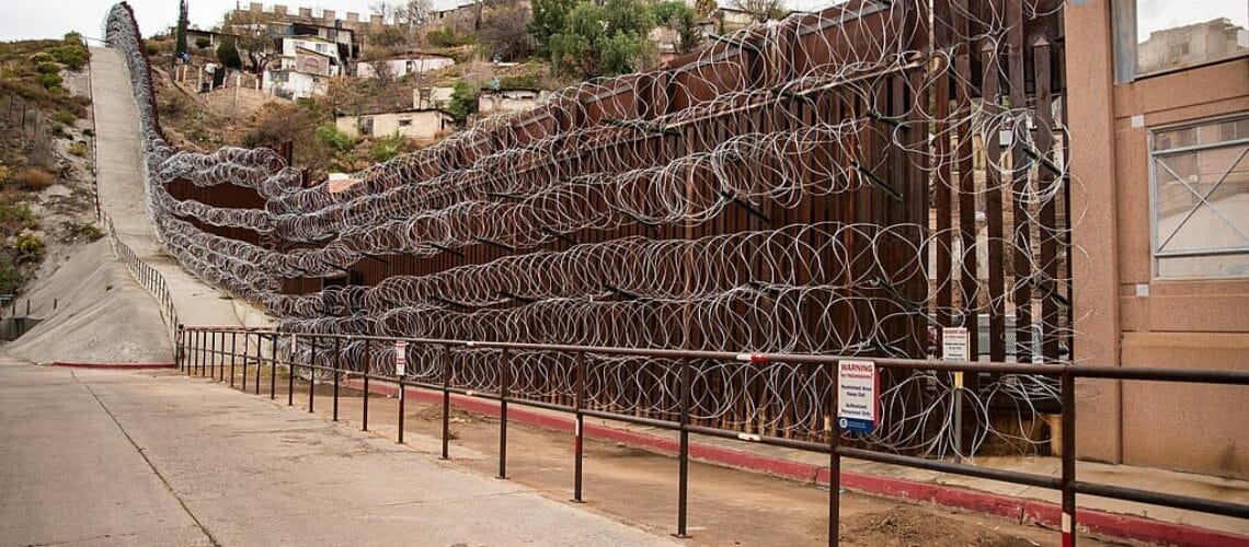 Este artículo habla sobre Quédate en México y el veredicto de la Corte Suprema. La imagen muestra el muro fronterizo entre México y Estados Unidos.