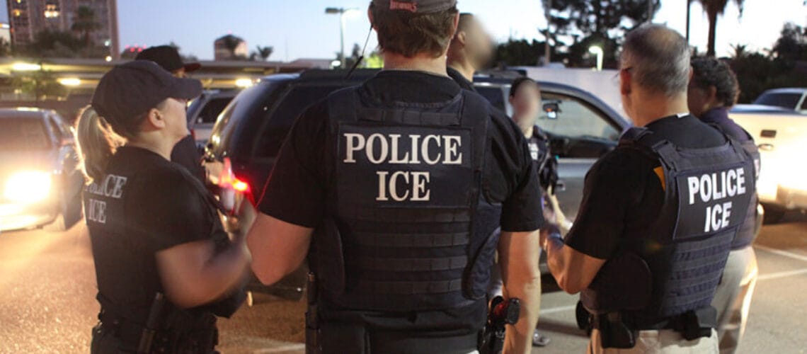 Tres oficiales de ICE vistos de espaldas. La agencia está bajo la mira tras ocurrir la brecha de datos de ICE, que expuso en línea daros confidenciales de solicitantes de asilo en custodia.