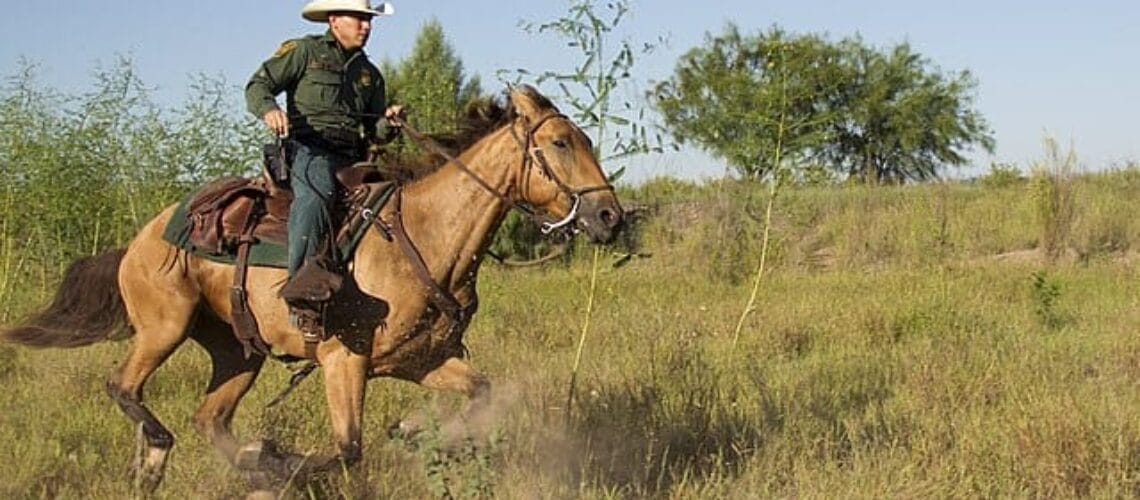 Nota informando la expulsión de miles de haitianos por parte de la Patrulla Fronteriza de Estados Unidos. La imagen es de los agentes fronterizos montados a caballo.