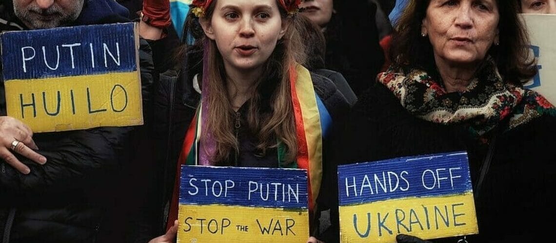 Este artículo habla sobre las comunidades ucranianas en Estados Unidos que están recibiendo refugiados. La imagen muestra una protesta a favor de Ucrania.