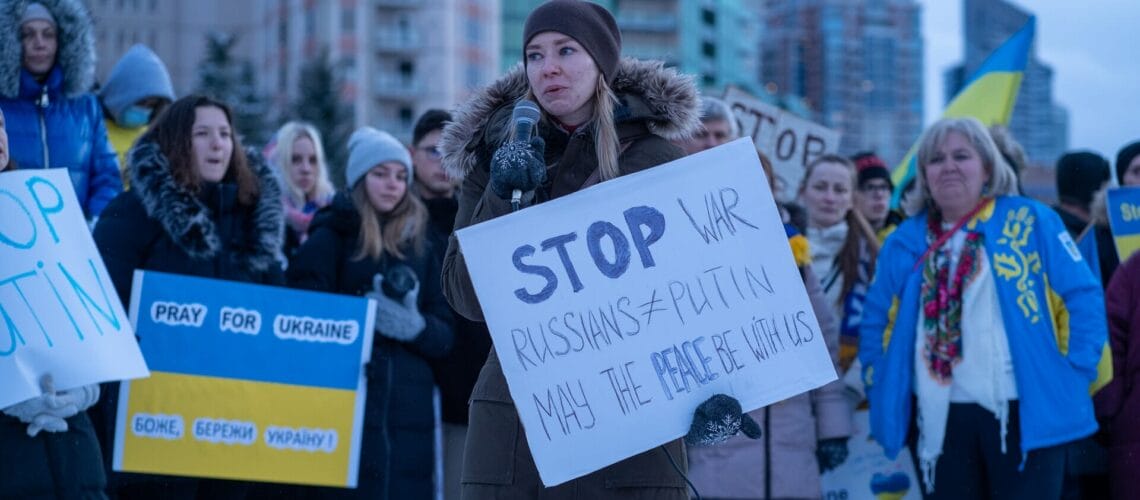 Nota sobre la guerra en Ucrania. Estados Unidos abre sus puertas a los refugiados. La imagen es de una manifestación en contra de la guerra.