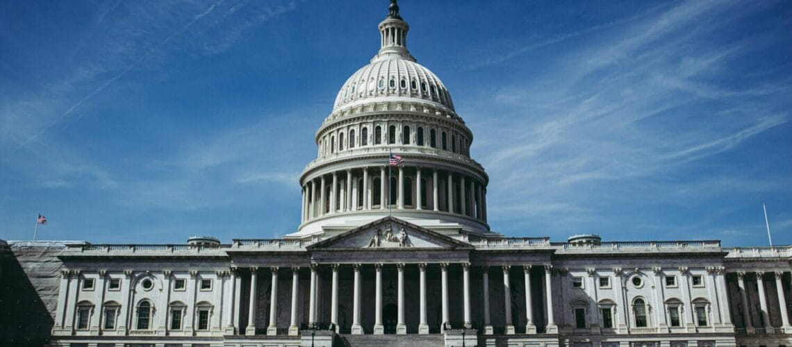 Este artículo habla sobre el proyecto de ley para reformar el registro migratorio. La imagen muestra el Capitolio de los Estados Unidos.