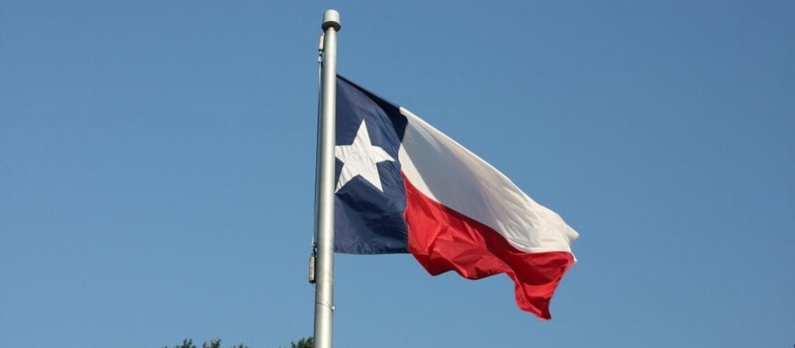 Este artículo habla sobre el operativo fronterizo "Lone Star" en Texas. La imagen muestra la bandera de Texas.
