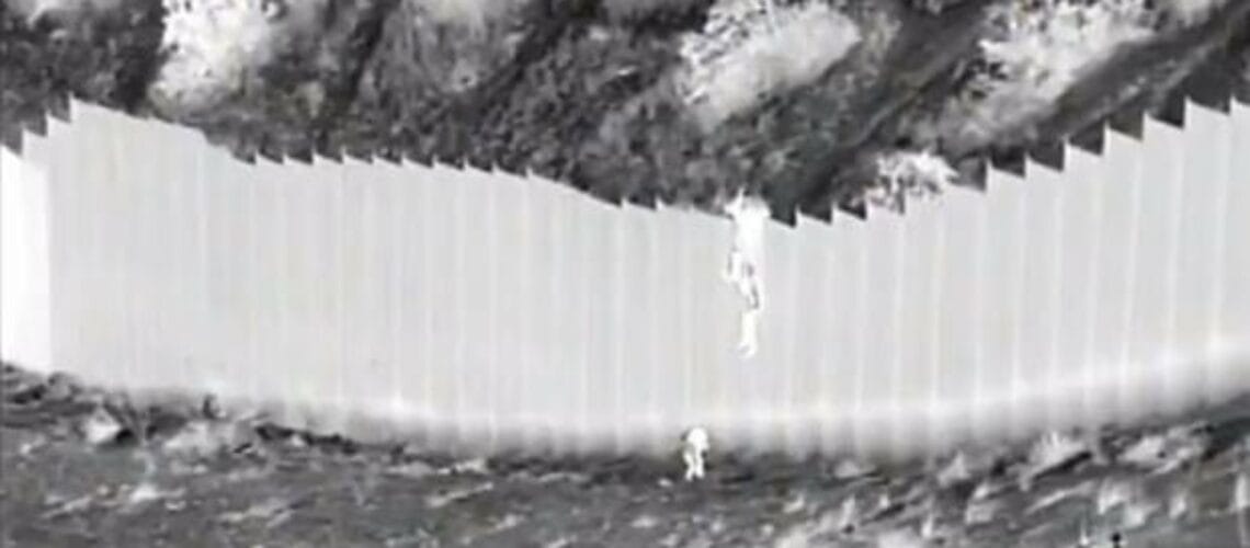 Imágenes difundidas por la CBP muestran a niños migrantes siendo arrojados a través del muro fronterizo
