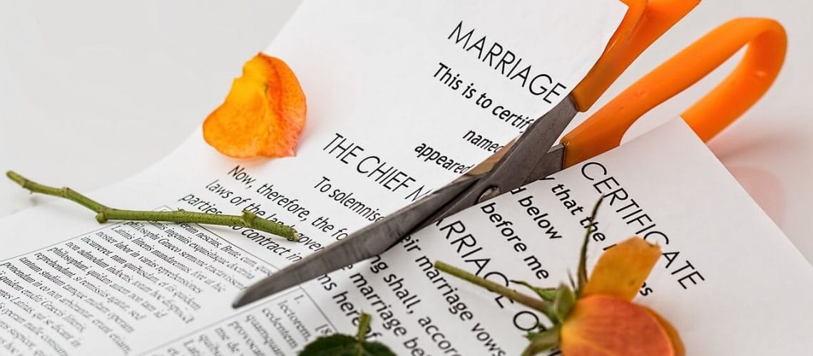 Documentos de matrimonio rotos simbolizando cuanto cuesta un divorcio en USA