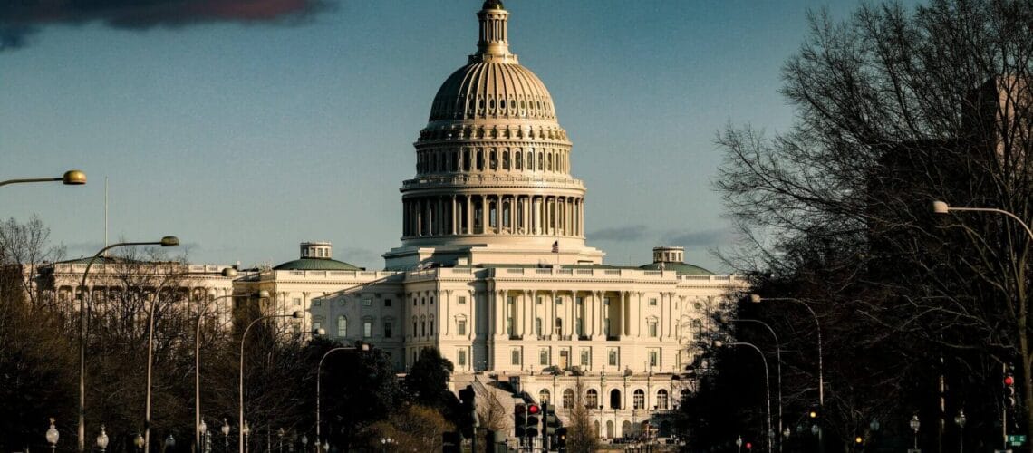 Este artículo habla sobre la conciliación presupuestaria y la Ley de Reducción de Inflación. La imagen muestra el Capitolio de los Estados Unidos.