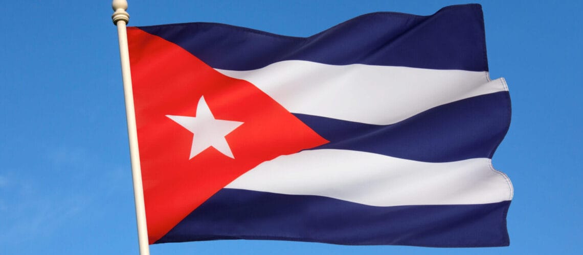 Bandera de Cuba flameando en representación a los vuelos de deportación de cubanos