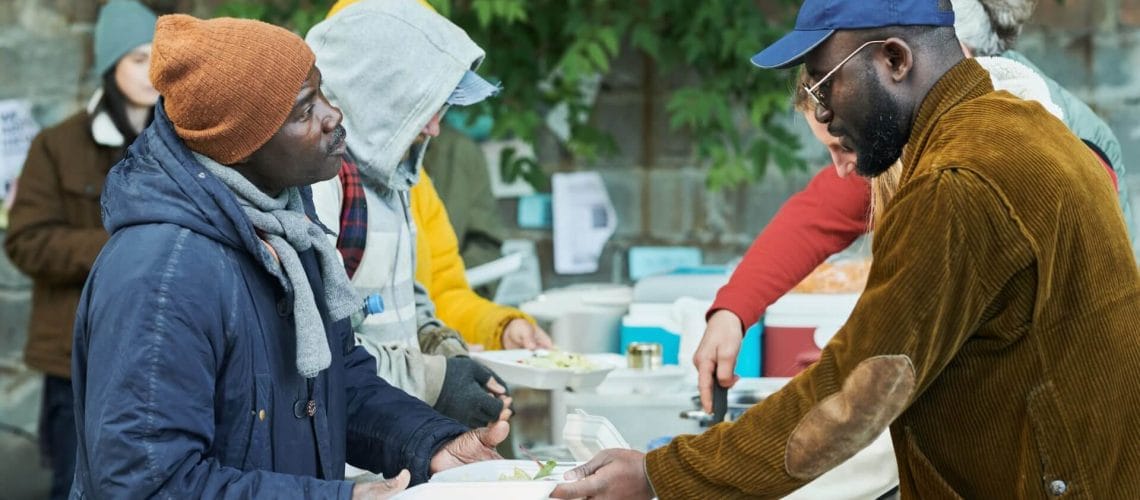 Personas obteniendo comida luego de averiguar si afecta pedir estampillas para arreglar papeles