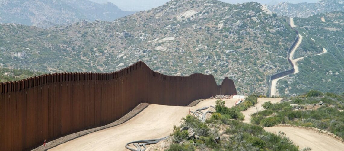 Este artículo responde la pregunta ¿puedo arreglar papeles si tengo deportación? La imagen muestra la frontera entre México y Estados Unidos.