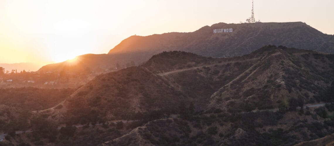 Imagen de la colina del cartel de Hollywood, representando a todas esas historias de inmigrantes que llegaron a EE.UU. con un sueño.