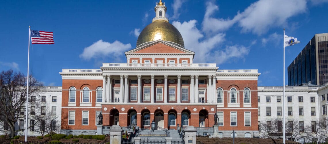 Imagen de la casa estatal de Massachusetts representando los dichos de la gobernadora de Massachusetts