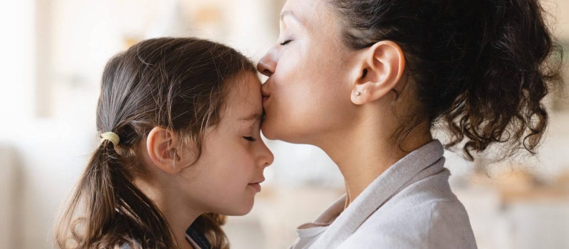 Madre besando agradecida a su hija tras aprender carga publica ejemplos