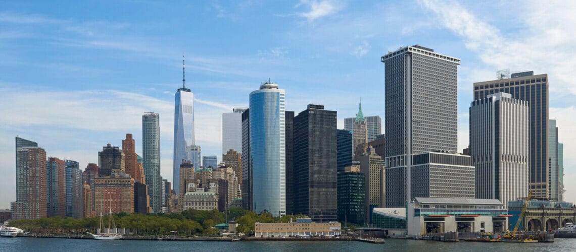 Ciudad de Nueva York vista desde el mar en representación al nuevo refugio para inmigrantes en New York