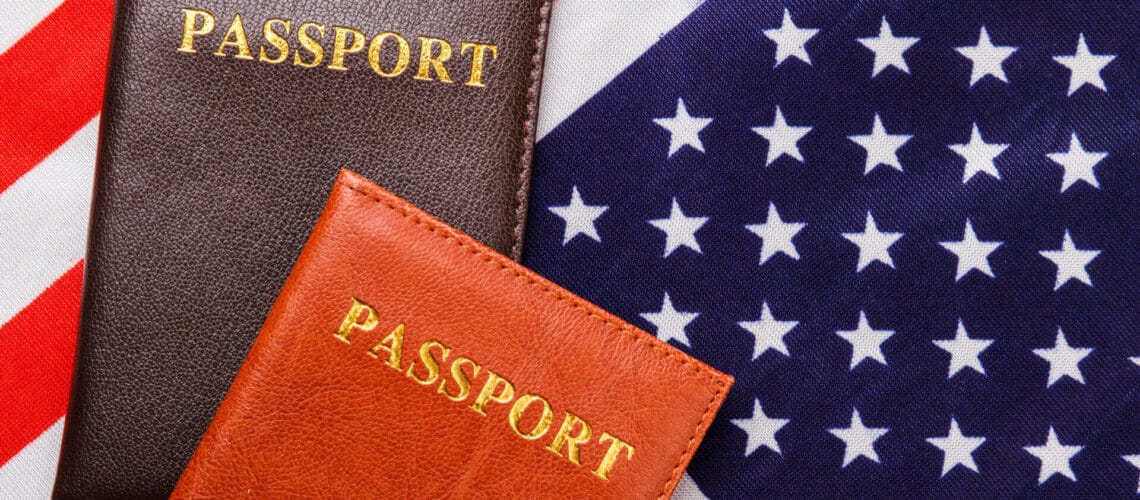 Dos pasaportes sobre la bandera de EE.UU. simbolizando la visa de turista Estados Unidos