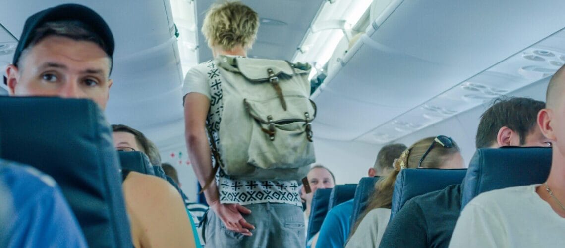 Personas viajando en un avión tras aprender si se puede viajar con DACA