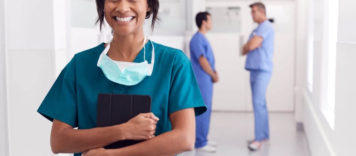 Enfermera sonriendo a la cámara tras aprender sobre el Obamacare 2024