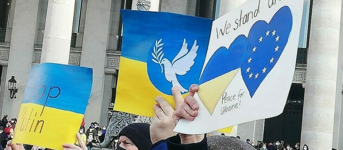 Este artículo habla sobre la respuesta migratoria de Estados Unidos a la invasión de Ucrania. La imagen muestra manifestantes a favor de la paz en Ucrania.