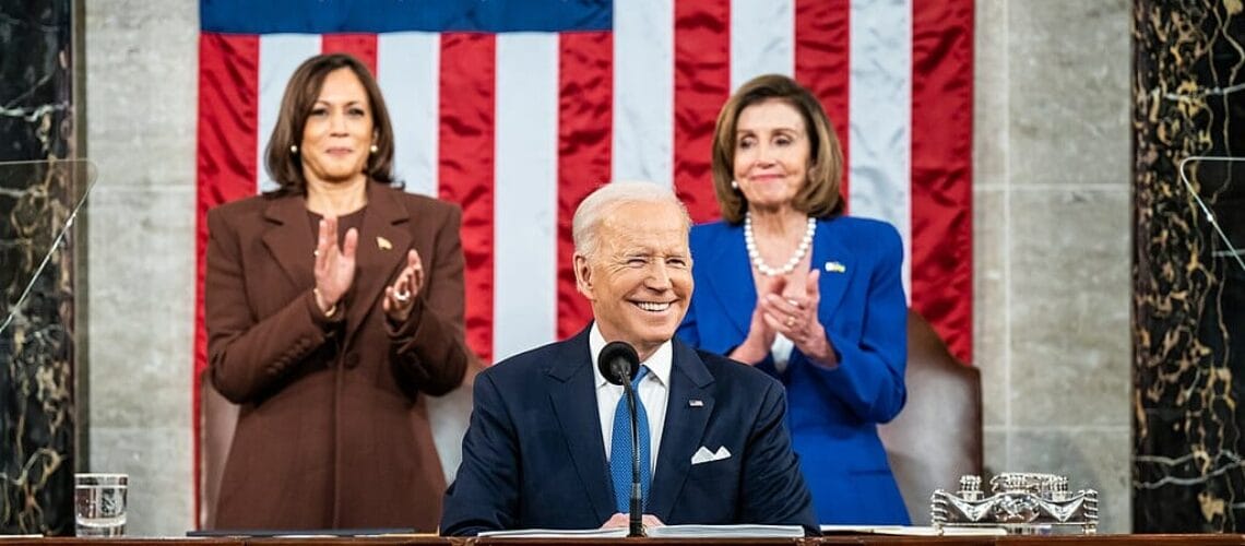 Este artículo habla sobre el discurso State of the Union 2022. La foto muestra al presidente Biden, la vicepresidenta Harris y Presidenta de la Cámara de Representantes Nancy Pelosi.