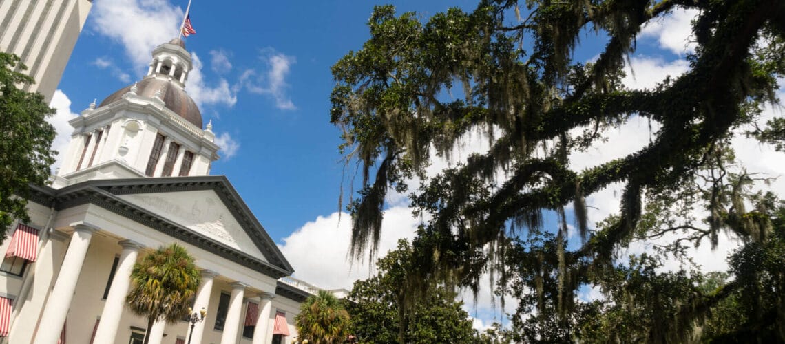 Edificio del capitolio estatal en Florida en Tallahassee luego de ser aprobada la ley SB 1718