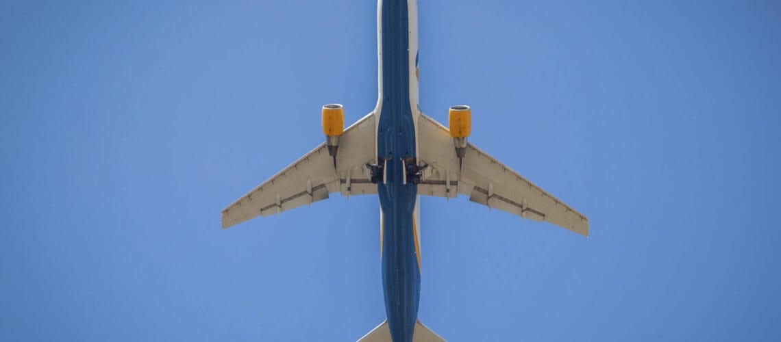 Avión en el cielo representando los vuelos de inmigrantes en Florida rumbo a Sacramento.