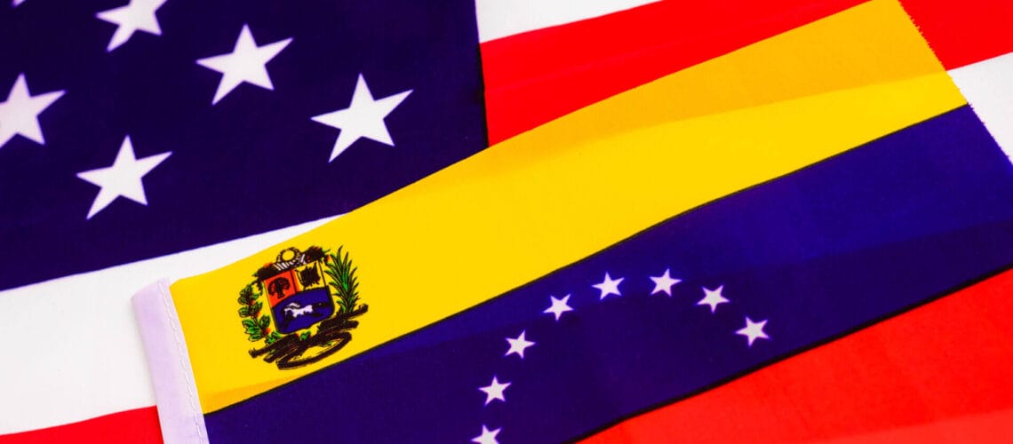Banderas de Estados Unidos y Venezuela superpuestas en representación de la relación de ambos países y del TPS para venezolanos