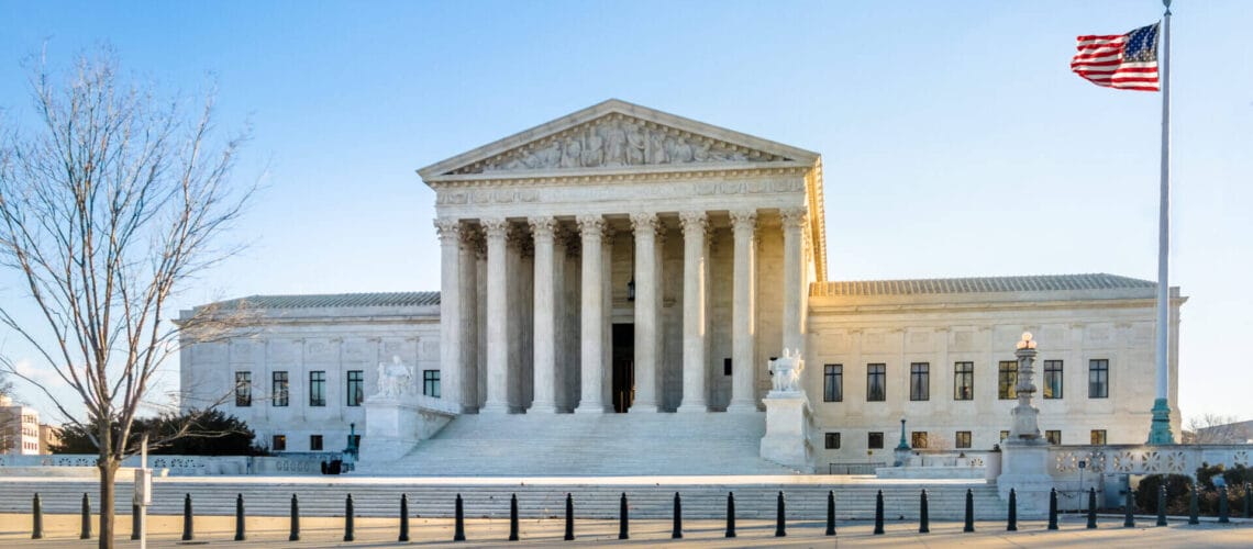 Tribunal Supremo de USA representando el juicio contra el parole humanitario