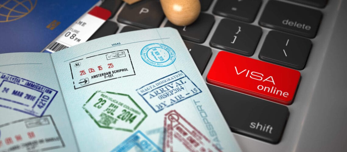 Pasaporte sobre una computadora para solicitar la visa online y averiguar cuanto tiempo puedo estar en estados unidos como turista