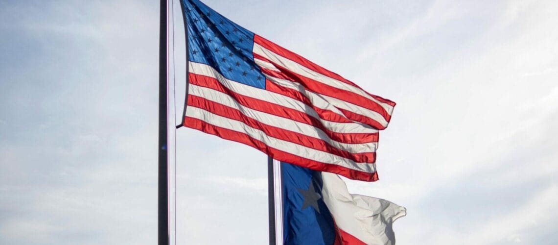 Este artículo habla sobre los planes de Texas de disputar el veredicto del caso "Arizona vs Estados Unidos". La imagen muestra la bandera de Estados Unidos y la bandera de Texas.