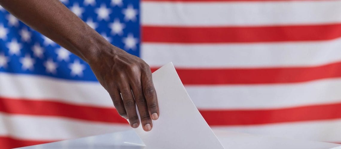 Persona ejerciendo su derecho al voto con la ciudadanía americana