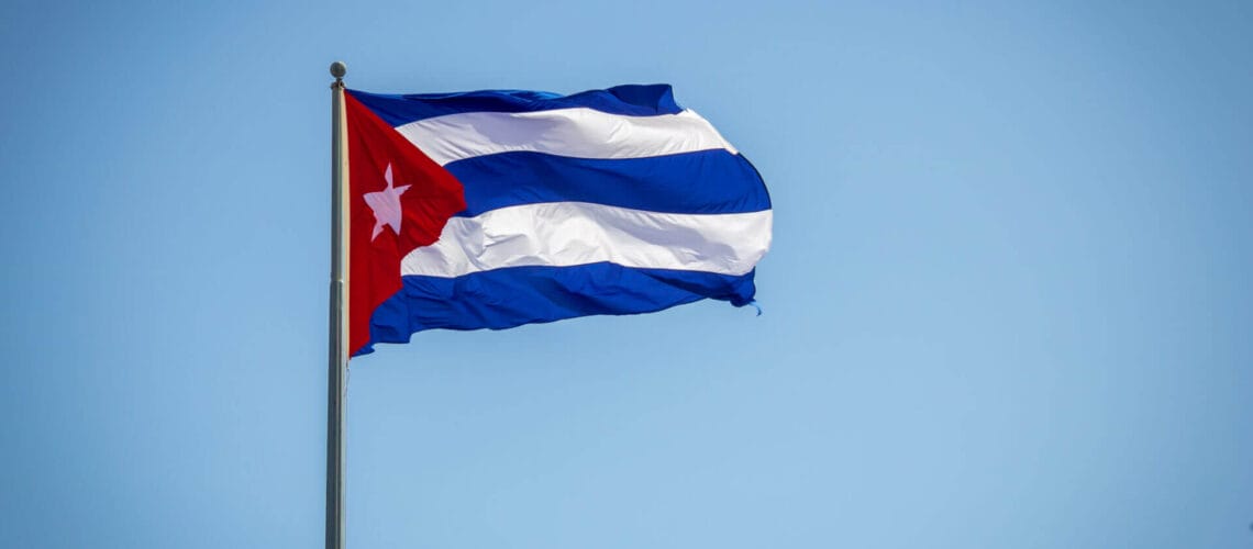 Bandera de Cuba flameando en representación de la noticia sobre la Ley de Ajuste Cubano