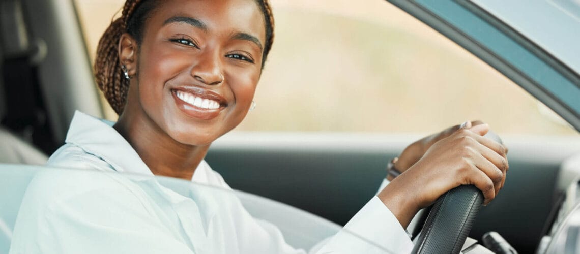 Retrato de una mujer sonriendo mientras maneja gracias a la licencia de conducir en Minnesota para indocumentados 2023